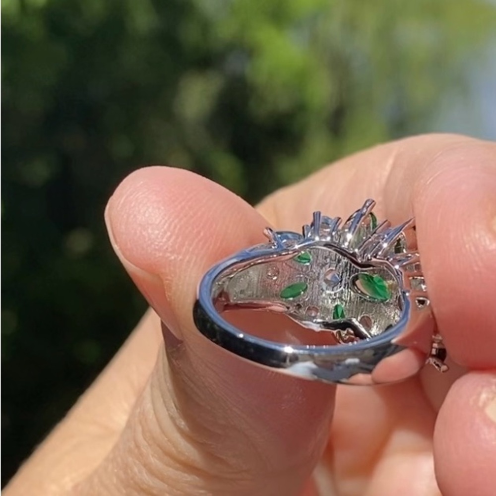 Cocktail Ring Flashes with Emerald Green and Clear Crystals - Picture 7 of 8
